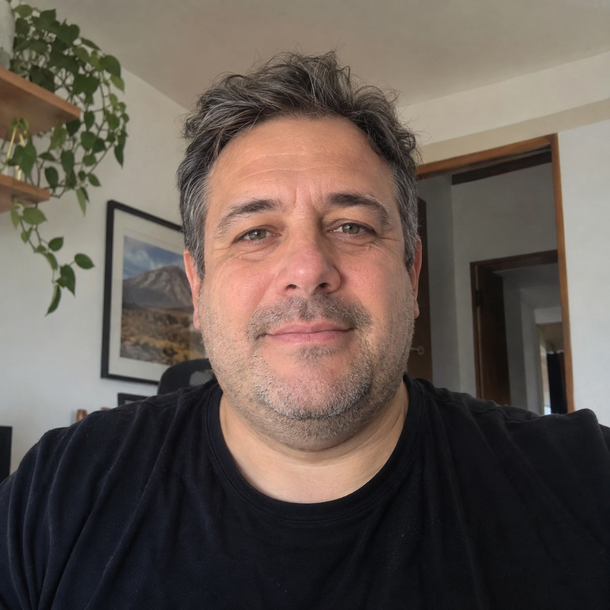 files/Retrato_casual_en_casa_con_planta_y_arte.png